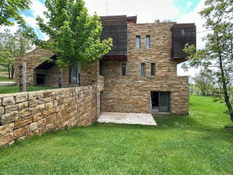 RedRock-4BD Apartment With Garden